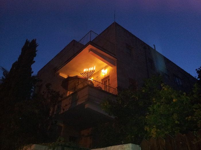 חנוכיה במרפסת
